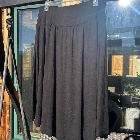 Hilary Radley Black Slinky Skirt in size Large, Tummy Control - Picture 4 of 9